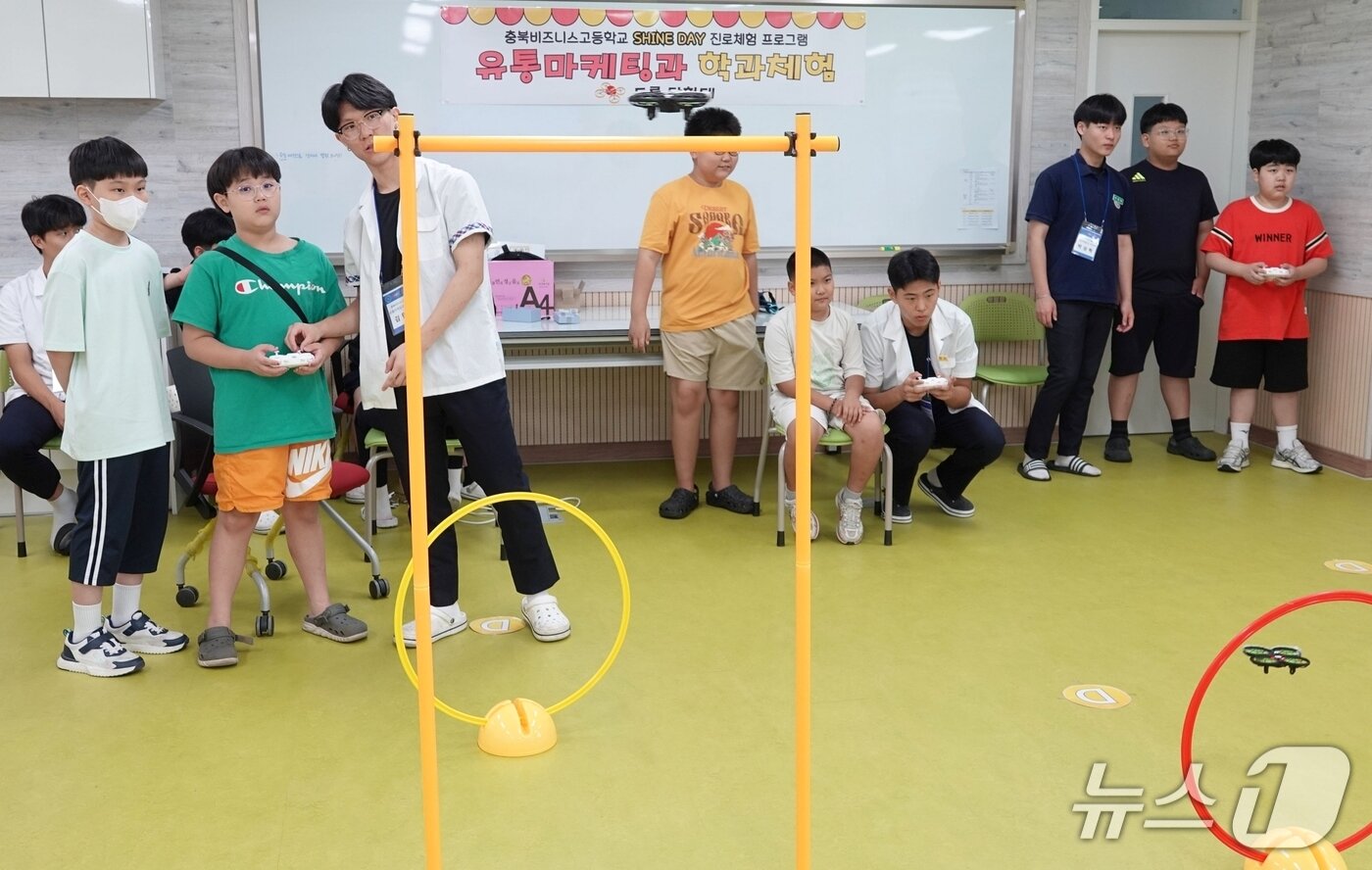 본문 이미지 - 충북비즈니스고등학교 초중학생 직업 세계 체험 프로그램 운영 모습.&#40;괴산증평교육지원청 제공&#41;/뉴스1