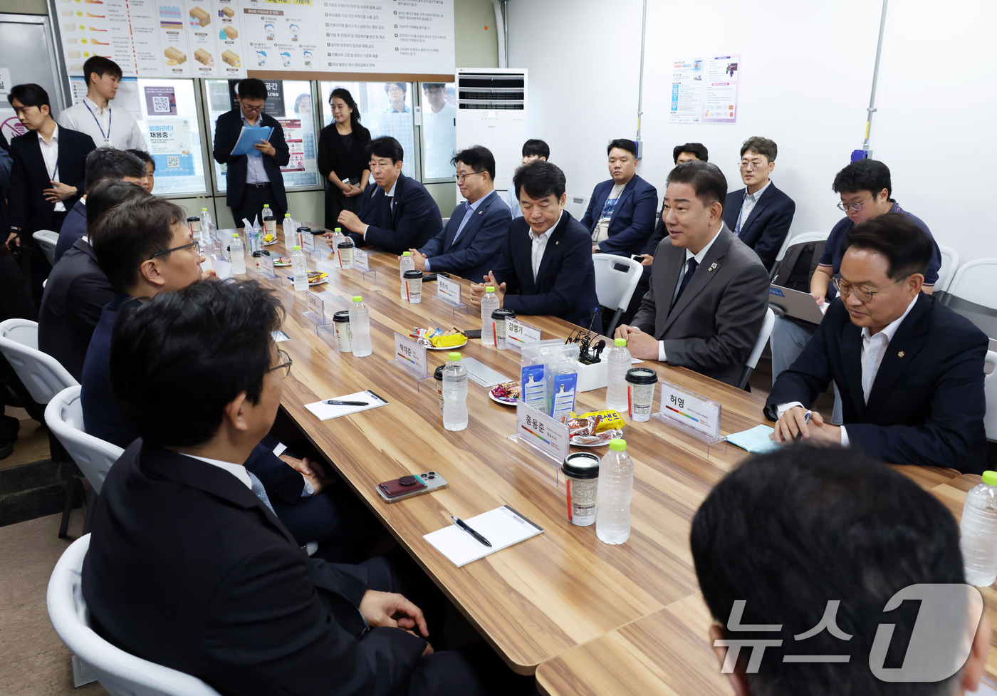 (서울=뉴스1) 구윤성 기자 = 김병기 더불어민주당 당대표 직무대행 겸 원내대표가 16일 오전 서울 서초구 쿠팡 서초1캠프를 방문, 박대준 쿠팡 대표이사 등과 폭염 대응 및 배송인 …