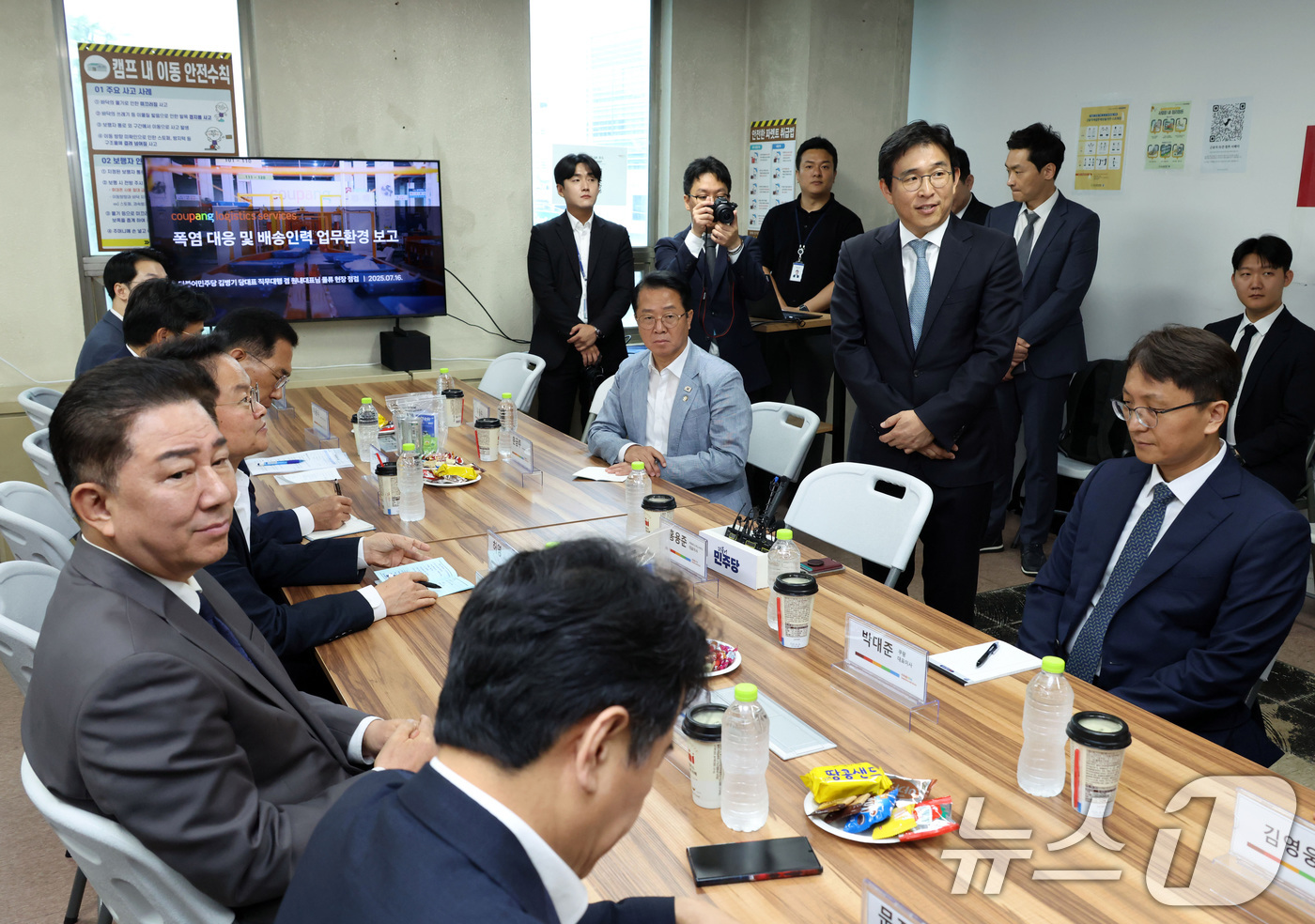 (서울=뉴스1) 구윤성 기자 = 홍용준 쿠팡로지스틱스서비스 대표이사가 16일 오전 서울 서초구 쿠팡 서초1캠프를 방문한 더불어민주당 김병기 당대표 직무대행 겸 원내대표 등과 간담회 …