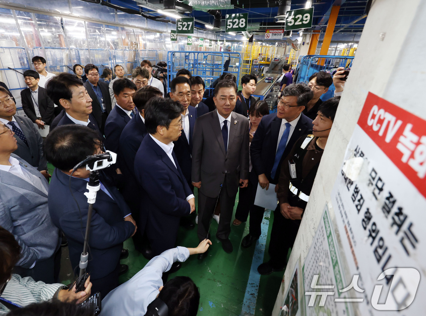 (서울=뉴스1) 구윤성 기자 = 김병기 더불어민주당 당대표 직무대행 겸 원내대표가 16일 오전 서울 서초구 쿠팡 서초1캠프를 방문해 작업장을 둘러보고 있다. (공동취재) 2025. …