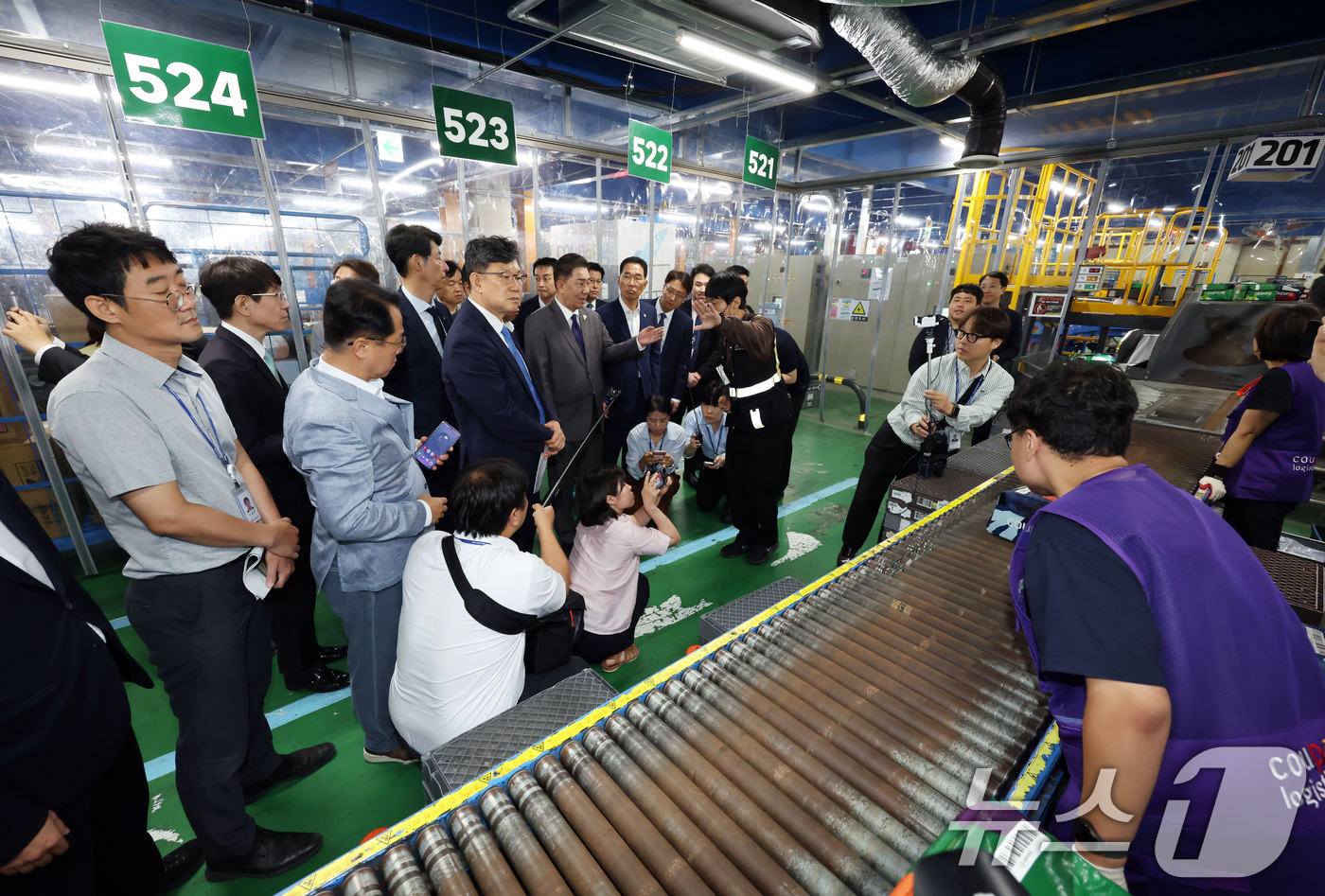 (서울=뉴스1) 구윤성 기자 = 김병기 더불어민주당 당대표 직무대행 겸 원내대표가 16일 오전 서울 서초구 쿠팡 서초1캠프를 방문해 작업장을 둘러보고 있다. (공동취재) 2025. …