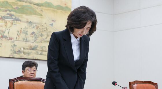인사하는 이진숙 후보자