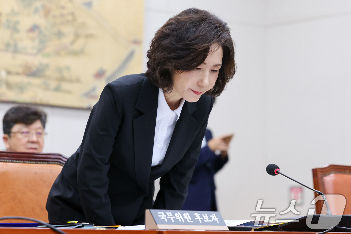 (서울=뉴스1) 안은나 기자 = 이진숙 사회부총리 겸 교육부 장관 후보자가 16일 오전 서울 여의도 국회 교육위원회에서 열린 인사청문회에 출석해 인사한 뒤 자리에 앉고 있다. 20 …
