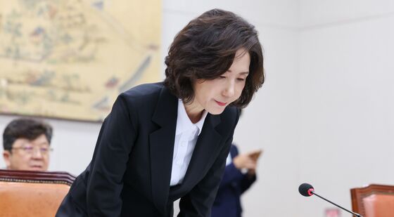 착석하는 이진숙 후보자