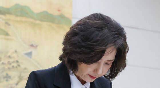 인사하는 이진숙 후보자