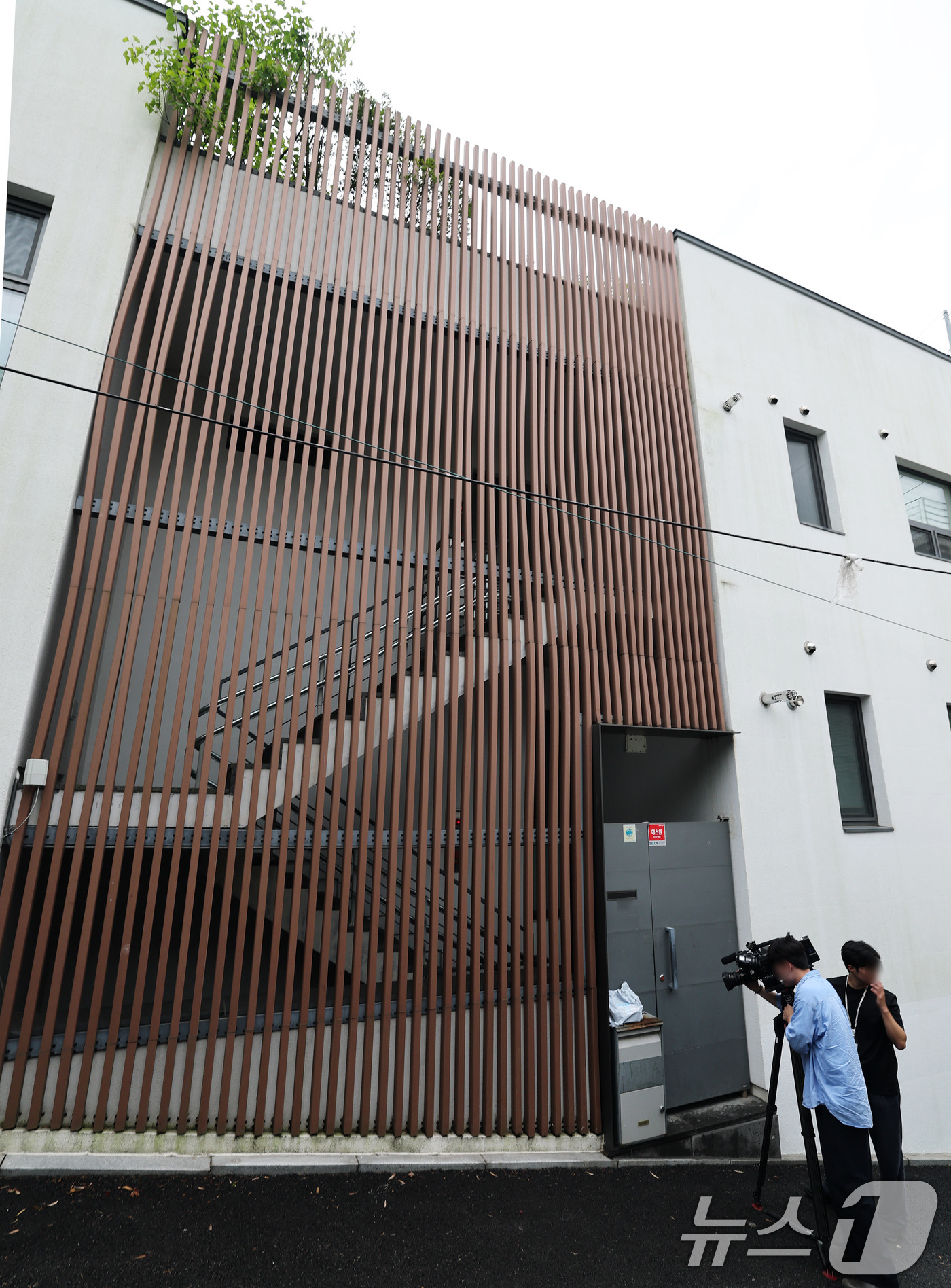 (서울=뉴스1) 오대일 기자 = 12·3 비상계엄 사태 관련 내란·외환 의혹을 수사하는 조은석 특별검사팀이 16일 윤석열 전 대통령 비화폰 정보 삭제 등 증거인멸 혐의와 관련해 조 …