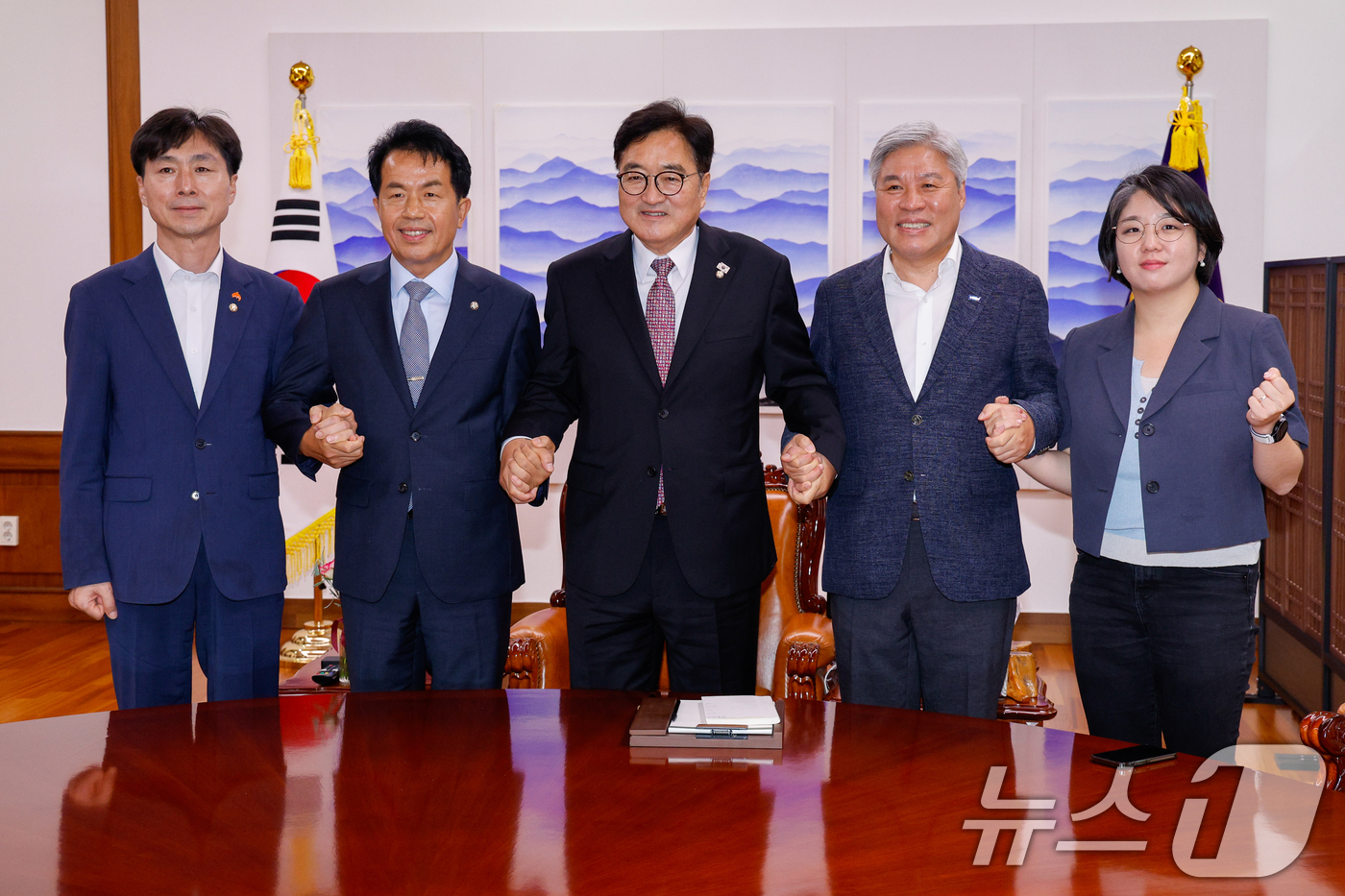 (서울=뉴스1) 안은나 기자 = 우원식 국회의장이 16일 서울 여의도 국회의장실에서 비교섭 단체 야4당 원내대표와 면담 전 기념 촬영을 하고 있다. 왼쪽부터 한창민 사회민주당 대표 …