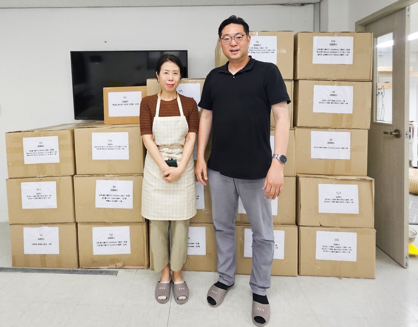 본문 이미지 - 강일웅 원장&#40;오른쪽&#41;이 제품 후원 후 울산동네고양이사랑연대 관계자와 함께 기념 사진을 찍고 있다&#40;강일웅동물메디컬센터 제공&#41;. ⓒ 뉴스1