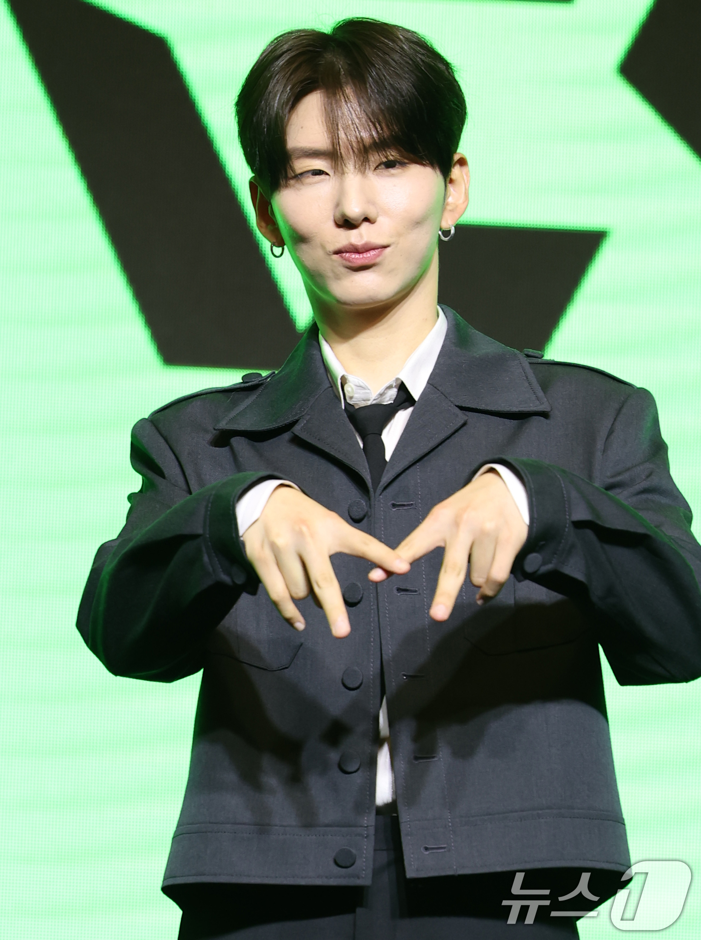 (서울=뉴스1) 권현진 기자 = 몬스타엑스(MONSTA X) 기현이 16일 서울 영등포구 콘래드호텔에서 열린 데뷔 10주년 기념 기자간담회에 참석해 포즈를 취하고 있다. 2025. …