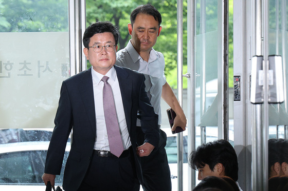 '사후 계엄 선포문 작성·폐기' 강의구 첫 재판…"허위공문서 다툼 여지"