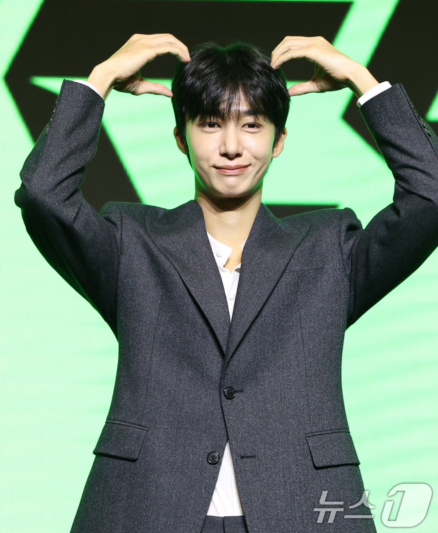 (서울=뉴스1) 권현진 기자 = 몬스타엑스(MONSTA X) 형원이 16일 서울 영등포구 콘래드호텔에서 열린 데뷔 10주년 기념 기자간담회에 참석해 포즈를 취하고 있다. 2025. …