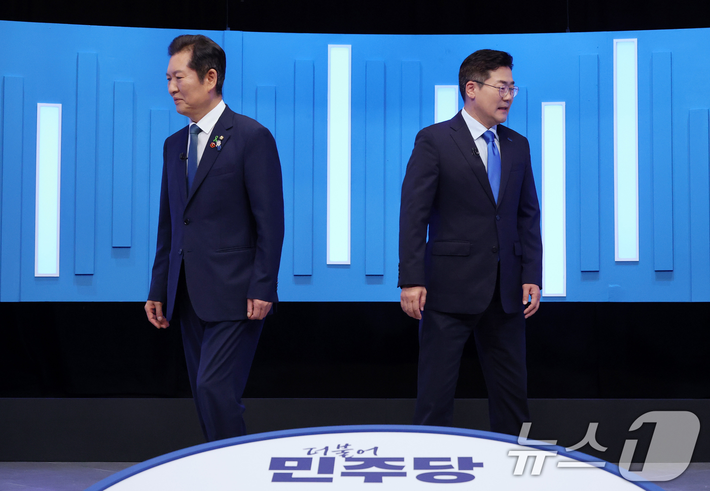 (서울=뉴스1) 국회사진기자단 = 정청래(왼쪽), 박찬대 더불어민주당 당대표 후보가 16일 서울 양천구 목동 SBS에서 TV토론회에 앞서 기념촬영을 마친 뒤 자리로 향하고 있다. …