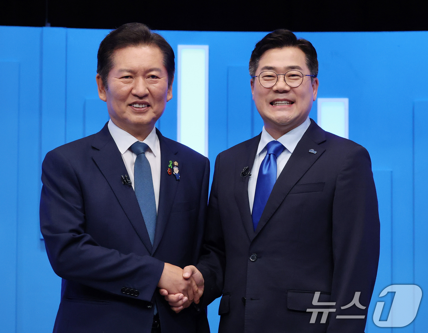 (서울=뉴스1) 국회사진기자단 = 정청래(왼쪽), 박찬대 더불어민주당 당대표 후보가 16일 서울 양천구 목동 SBS에서 TV토론회에 앞서 기념촬영을 하고 있다. 2025.7.16/ …