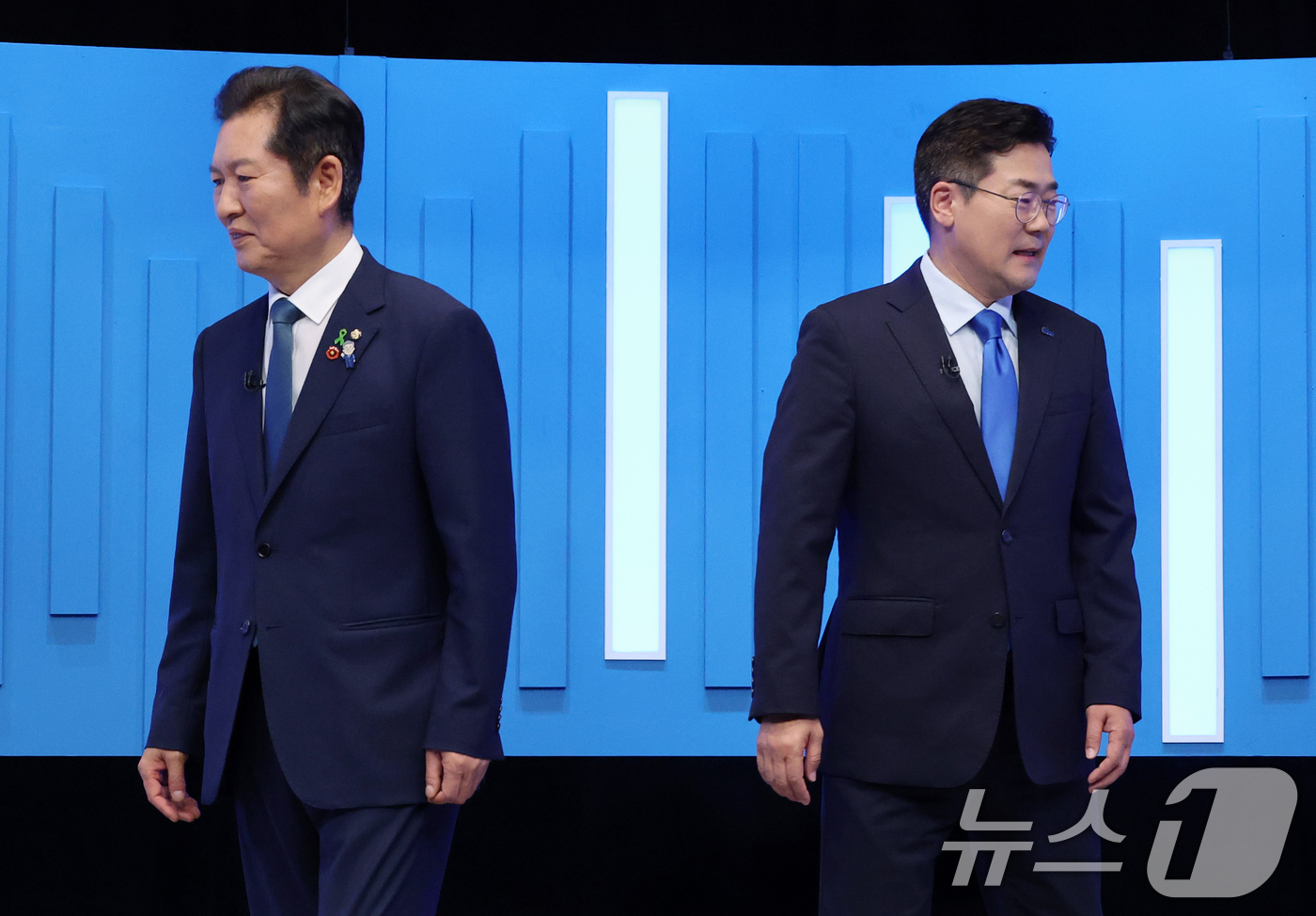 (서울=뉴스1) 국회사진기자단 = 정청래(왼쪽), 박찬대 더불어민주당 당대표 후보가 16일 서울 양천구 목동 SBS에서 TV토론회에 앞서 기념촬영을 마친 뒤 자리로 향하고 있다. …