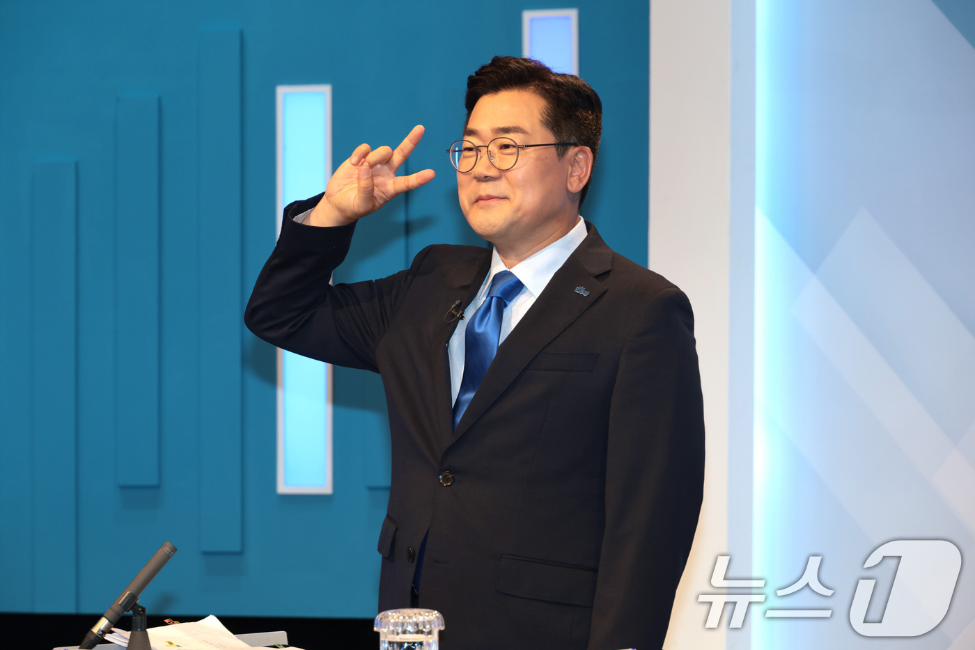 (서울=뉴스1) 국회사진기자단 = 박찬대 더불어민주당 당대표 후보가 16일 서울 양천구 목동 SBS에서 TV토론회 준비를 하고 있다. 2025.7.16/뉴스1