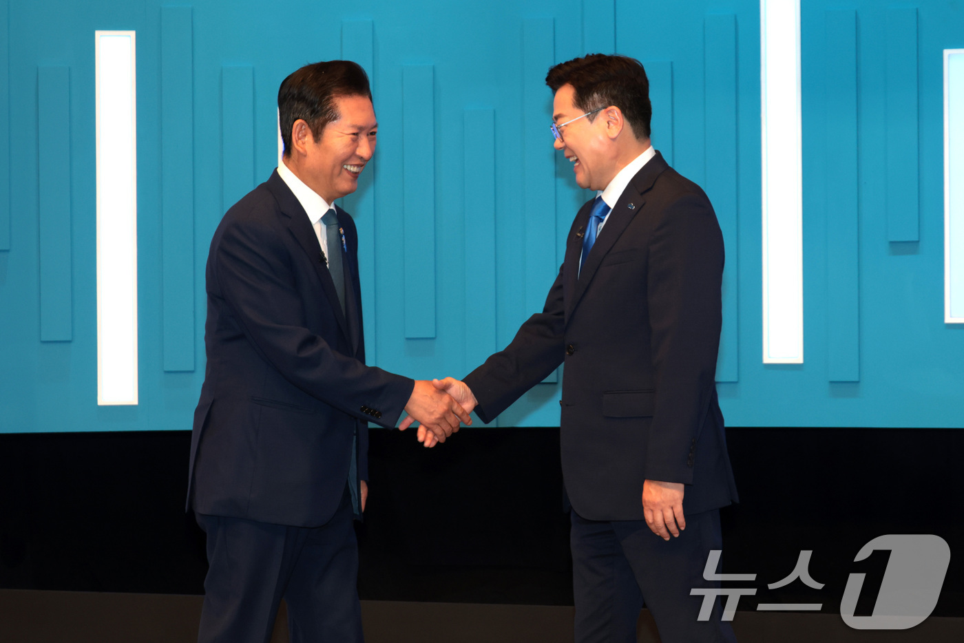 (서울=뉴스1) 국회사진기자단 = 정청래(왼쪽), 박찬대 더불어민주당 당대표 후보가 16일 서울 양천구 목동 SBS에서 TV토론회에 앞서 악수하고 있다. 2025.7.16/뉴스1