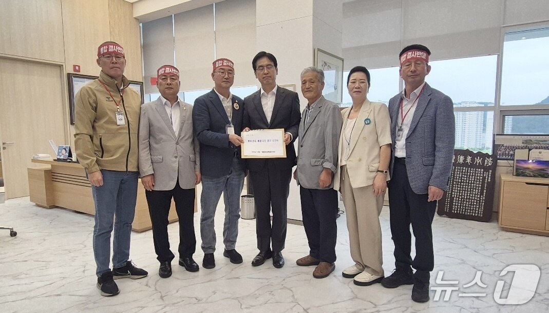 본문 이미지 - 전북 완주군의회가 행안부에 통합반대 건의문을 전달했다.&#40;완주군의회 제공. 재판매 및 DB금지&#41;2025.7.16/뉴스1