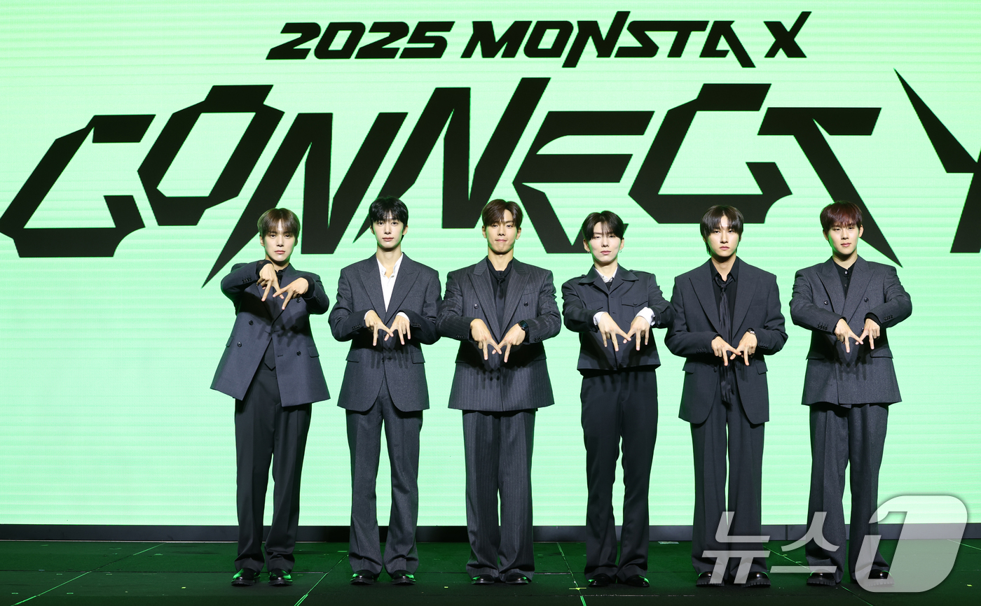 (서울=뉴스1) 권현진 기자 = 몬스타엑스(MONSTA X) 민혁(왼쪽부터)과 형원, 셔누, 기현, 아이엠, 주헌이 16일 서울 영등포구 콘래드호텔에서 열린 데뷔 10주년 기념 기 …