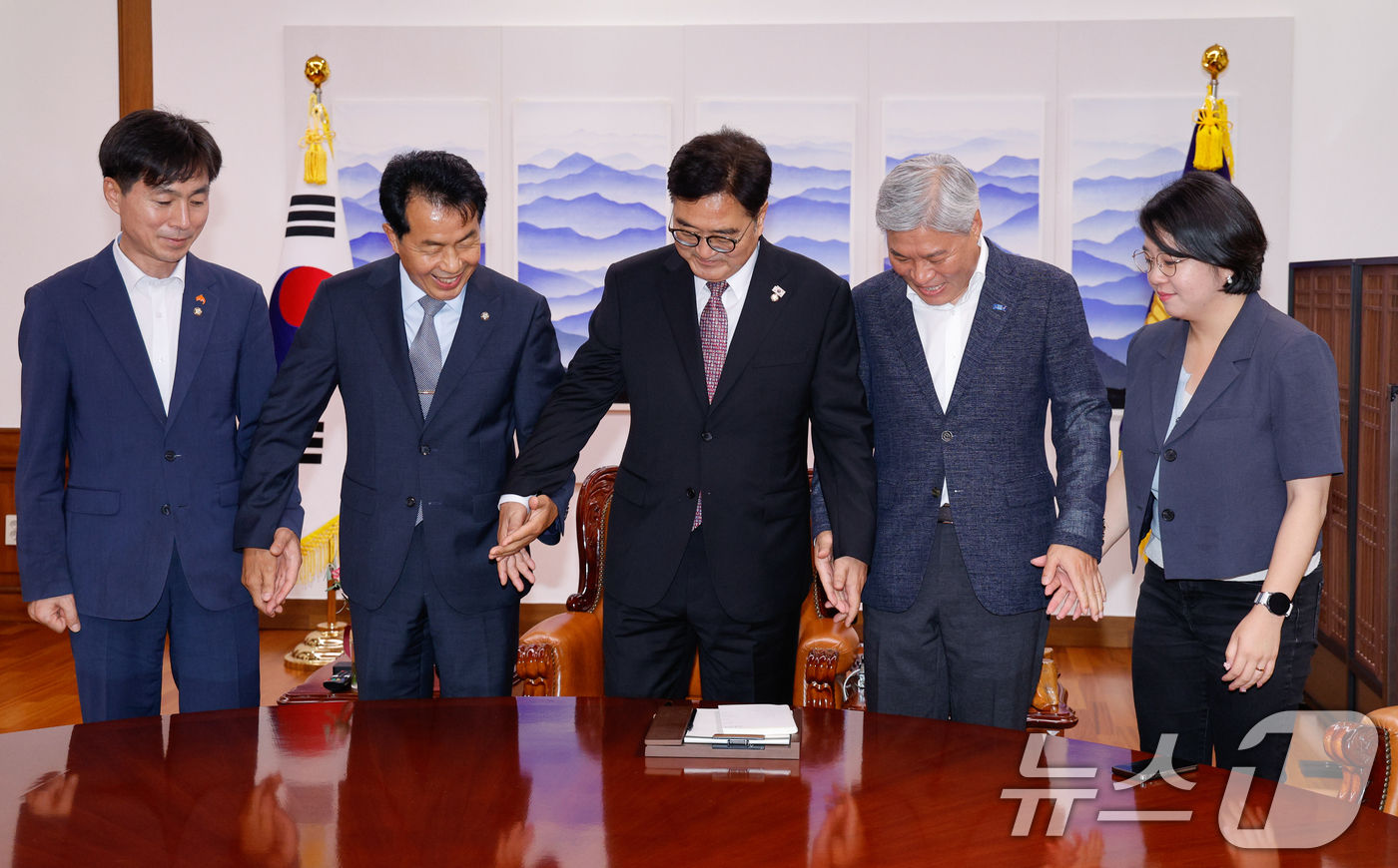(서울=뉴스1) 안은나 기자 = 우원식 국회의장이 16일 서울 여의도 국회의장실에서 비교섭 단체 야4당 원내대표와 면담 전 기념 촬영을 위해 손을 잡고 있다. 왼쪽부터 한창민 사회 …