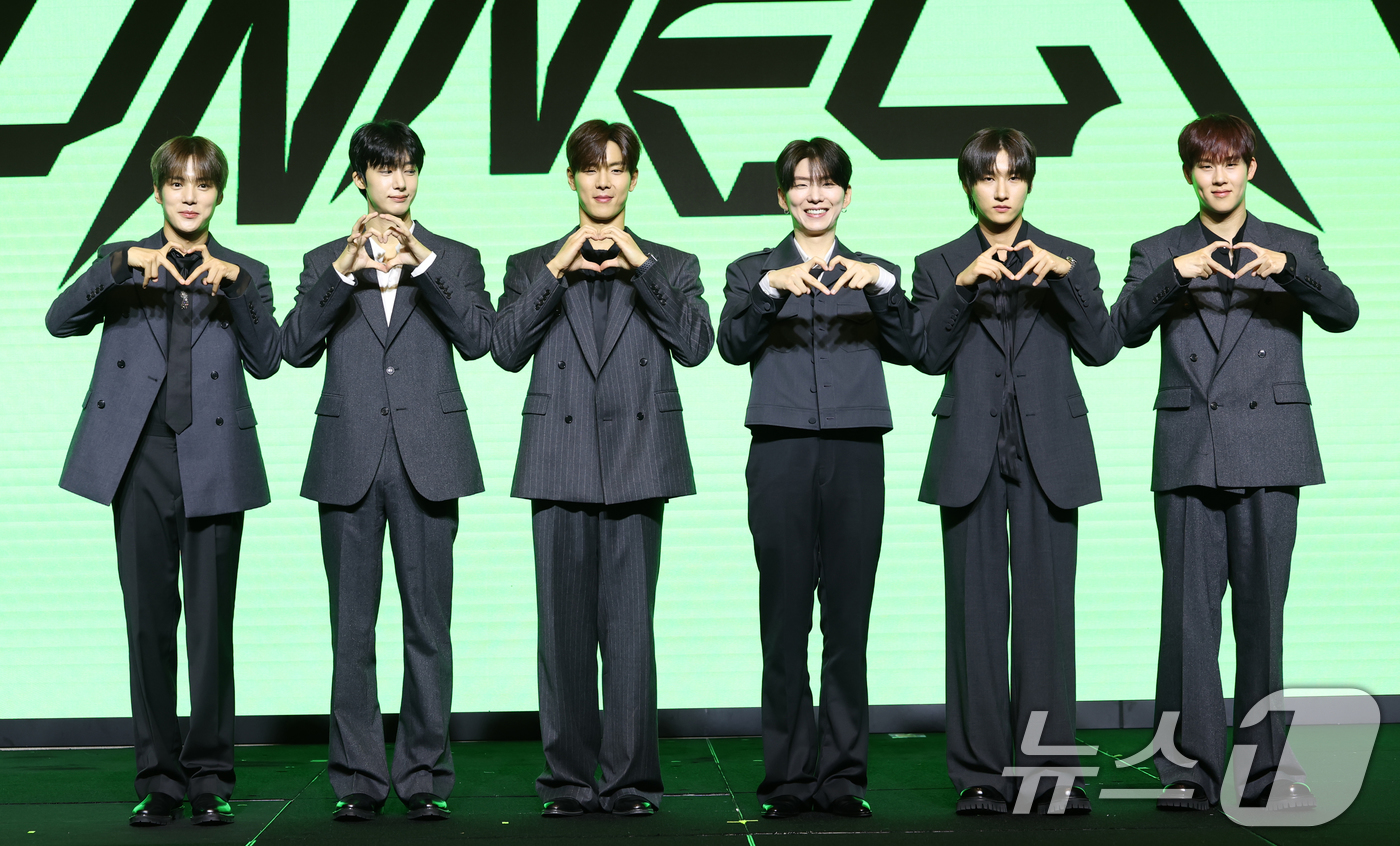 (서울=뉴스1) 권현진 기자 = 몬스타엑스(MONSTA X) 민혁(왼쪽부터)과 형원, 셔누, 기현, 아이엠, 주헌이 16일 서울 영등포구 콘래드호텔에서 열린 데뷔 10주년 기념 기 …