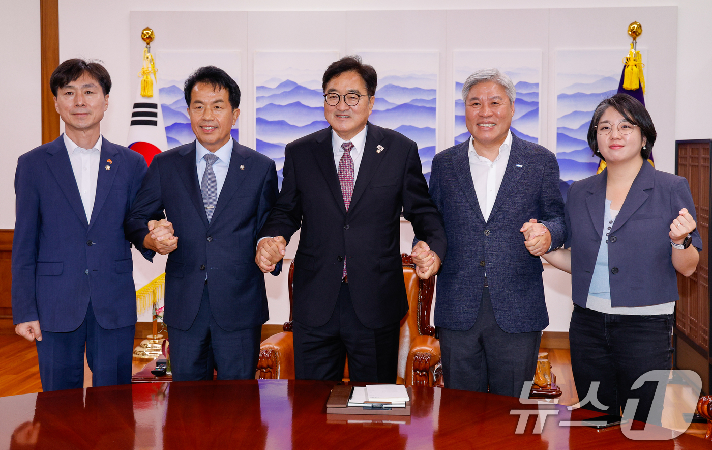 (서울=뉴스1) 안은나 기자 = 우원식 국회의장이 16일 서울 여의도 국회의장실에서 비교섭 단체 야4당 원내대표와 면담 전 기념 촬영을 하고 있다. 왼쪽부터 한창민 사회민주당 대표 …