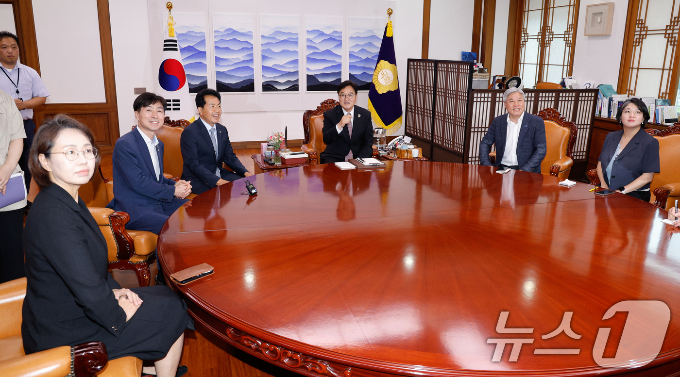 (서울=뉴스1) 안은나 기자 = 우원식 국회의장이 16일 서울 여의도 국회의장실에서 비교섭 단체 야4당 원내대표와 면담을 하고 있다. 왼쪽부터 백선희 조국혁신당 의원, 한창민 사회 …