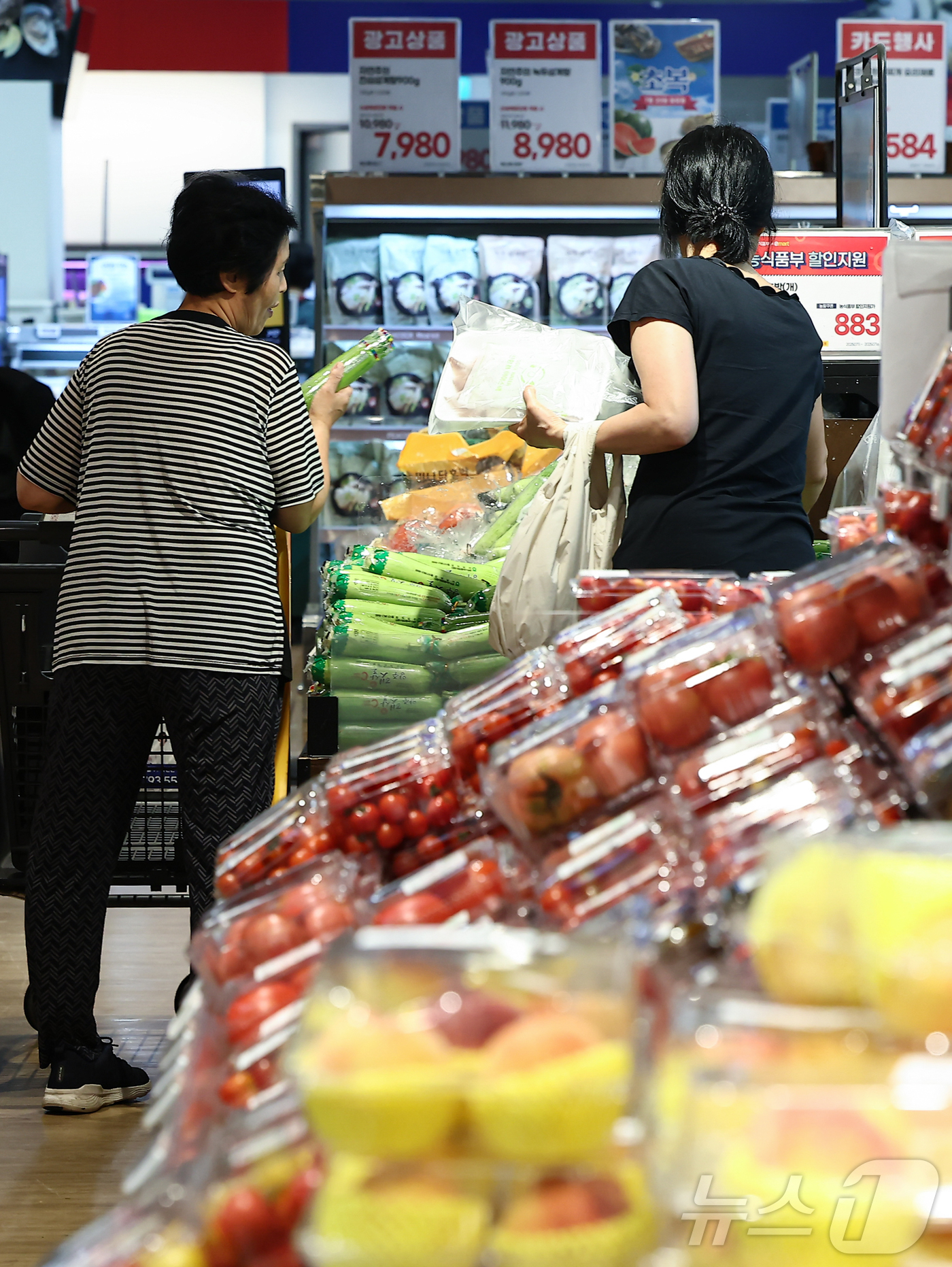 (서울=뉴스1) 김도우 기자 = 최근 한국의 소비심리가 주요국 가운데 가장 빠르게 회복된 것으로 나타났다.16일 경제협력개발기구(OECD)의 소비자 바로미터(Consumer Bar …