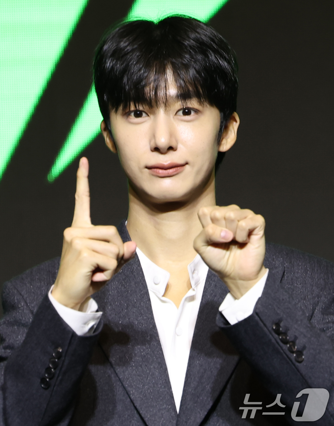 (서울=뉴스1) 권현진 기자 = 몬스타엑스(MONSTA X) 형원이 16일 서울 영등포구 콘래드호텔에서 열린 데뷔 10주년 기념 기자간담회에 참석해 포즈를 취하고 있다. 2025. …