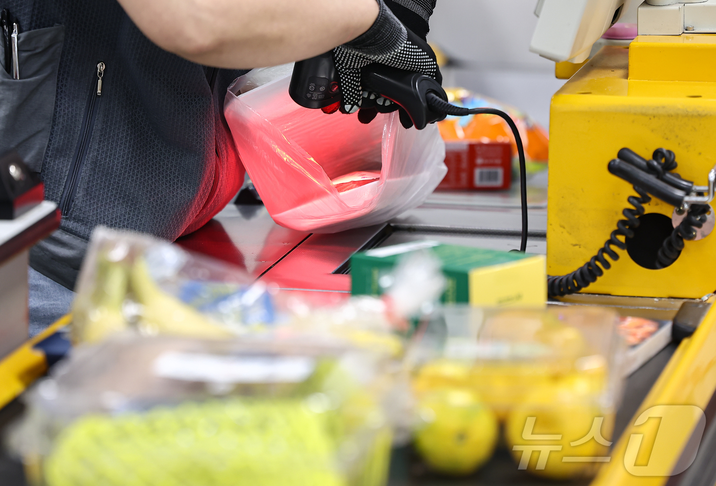 (서울=뉴스1) 김도우 기자 = 최근 한국의 소비심리가 주요국 가운데 가장 빠르게 회복된 것으로 나타났다.16일 경제협력개발기구(OECD)의 소비자 바로미터(Consumer Bar …