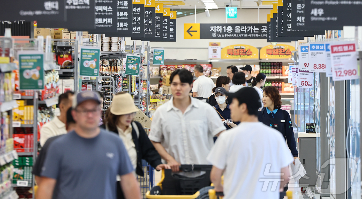 (서울=뉴스1) 김도우 기자 = 최근 한국의 소비심리가 주요국 가운데 가장 빠르게 회복된 것으로 나타났다.16일 경제협력개발기구(OECD)의 소비자 바로미터(Consumer Bar …