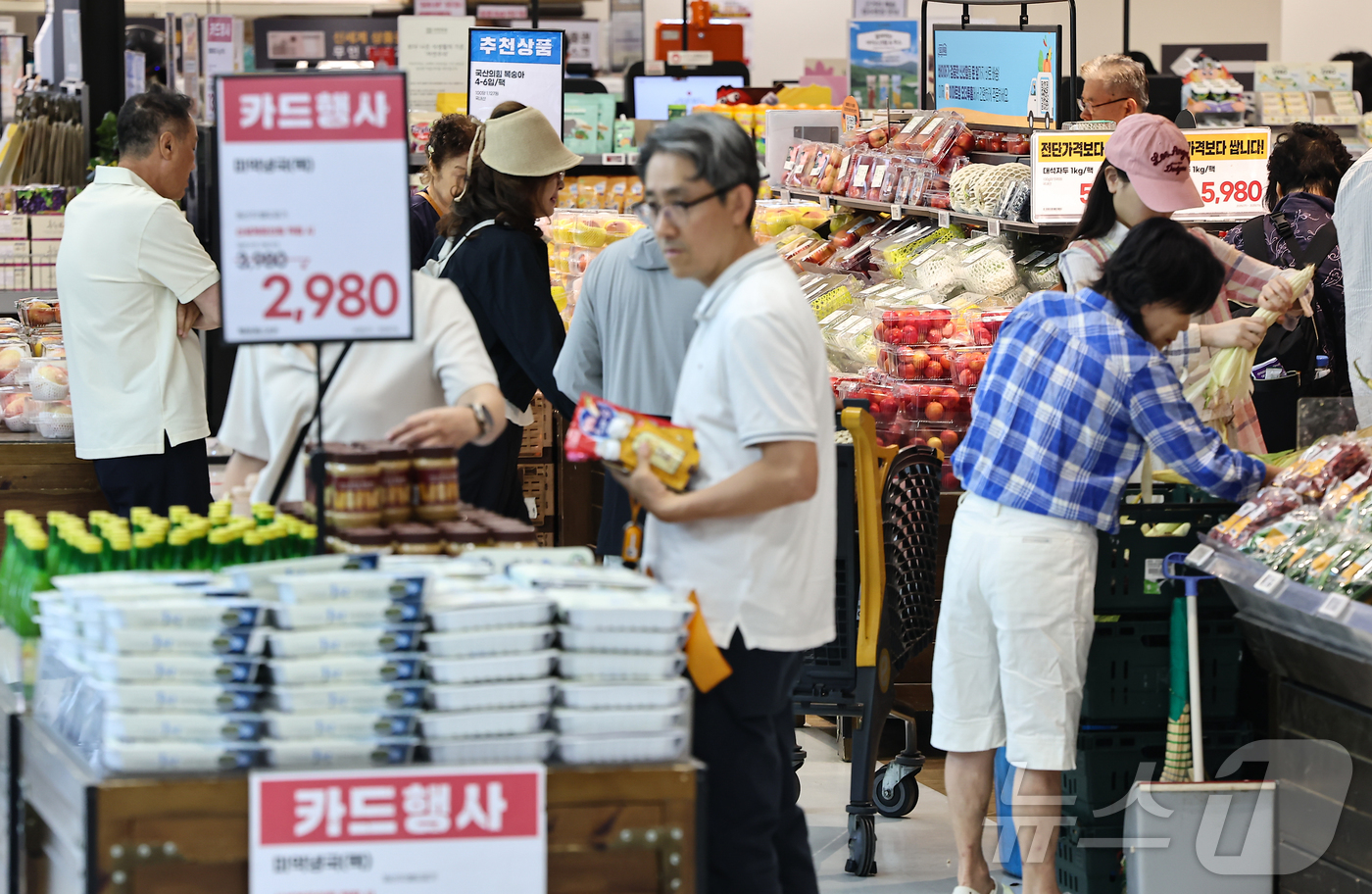 (서울=뉴스1) 김도우 기자 = 최근 한국의 소비심리가 주요국 가운데 가장 빠르게 회복된 것으로 나타났다.16일 경제협력개발기구(OECD)의 소비자 바로미터(Consumer Bar …