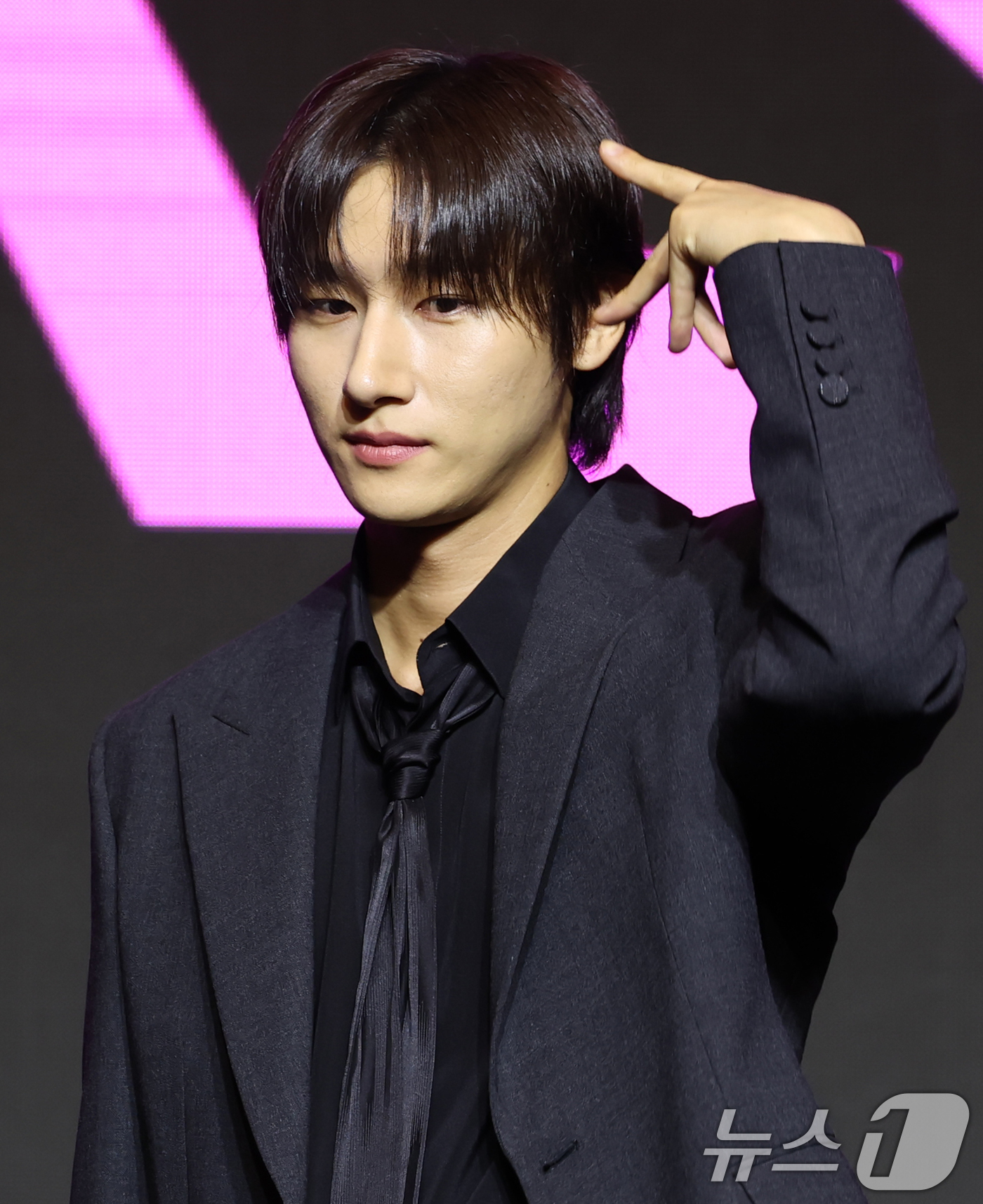 (서울=뉴스1) 권현진 기자 = 몬스타엑스(MONSTA X) 아이엠이 16일 서울 영등포구 콘래드호텔에서 열린 데뷔 10주년 기념 기자간담회에 참석해 포즈를 취하고 있다. 2025 …