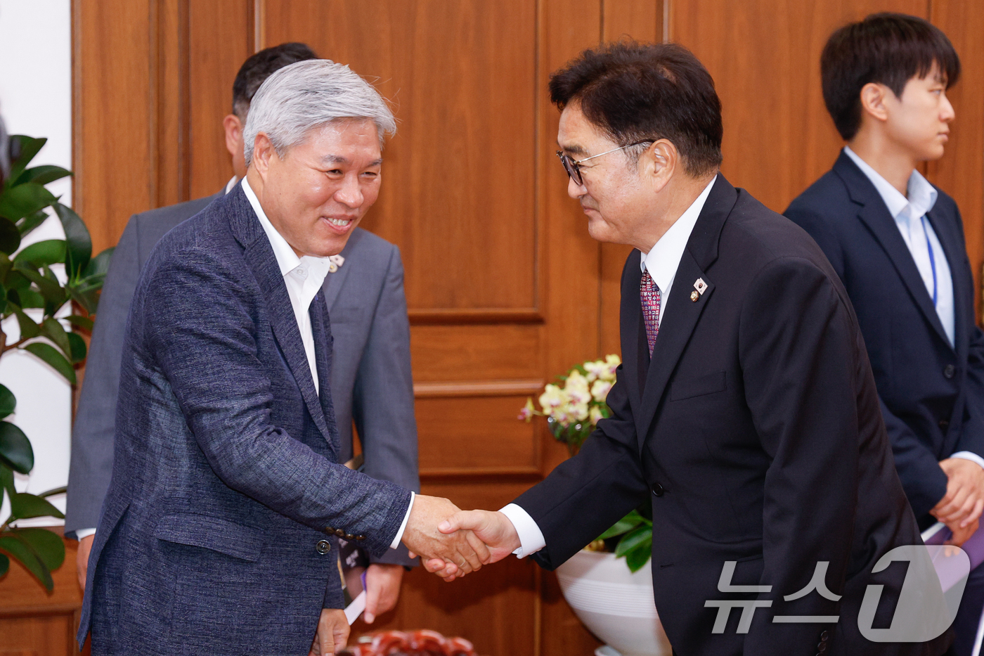 (서울=뉴스1) 안은나 기자 = 우원식 국회의장(오른쪽)이 16일 서울 여의도 국회의장실을 찾은 서왕진 조국혁신당 원내대표와 악수하고 있다. 2025.7.16/뉴스1