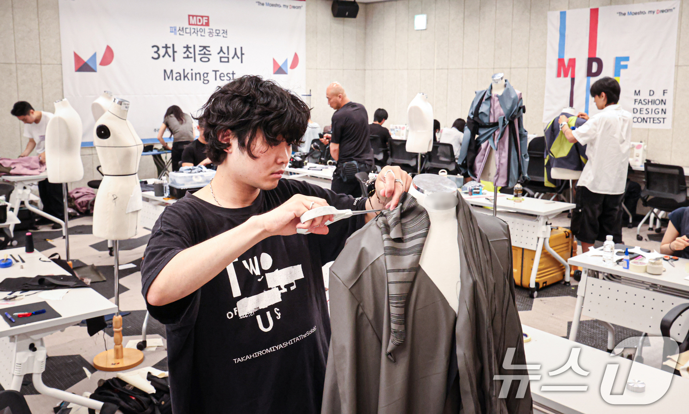 (서울=뉴스1) = 16일 비영리 장학재단인 앰디재단이 주최한 제6회 MDF 패션디자인 공모전이 열린 서울 강남구 한국섬유센터에서 참가 학생들이 작품을 제작하고 있다. (엠디재단 …