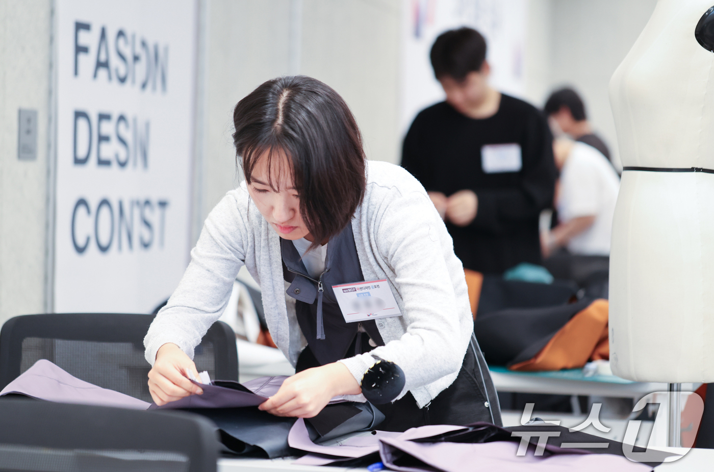 (서울=뉴스1) = 16일 비영리 장학재단인 앰디재단이 주최한 제6회 MDF 패션디자인 공모전이 열린 서울 강남구 한국섬유센터에서 참가 학생들이 작품을 제작하고 있다. (엠디재단 …