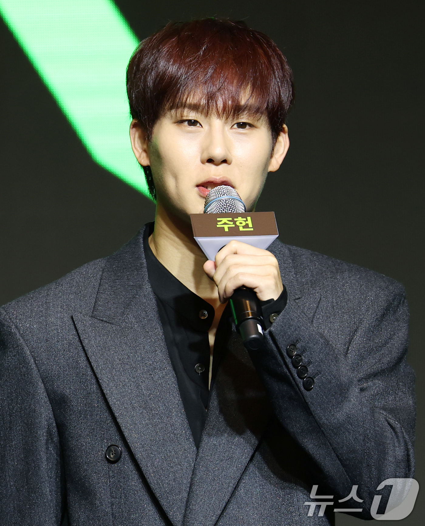 (서울=뉴스1) 권현진 기자 = 몬스타엑스(MONSTA X) 주헌이 16일 서울 영등포구 콘래드호텔에서 열린 데뷔 10주년 기념 기자간담회에 참석해 인사말을 하고 있다. 2025. …