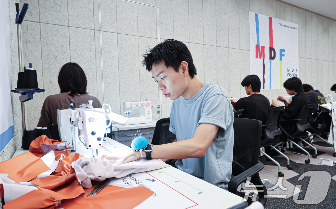 (서울=뉴스1) = 16일 비영리 장학재단인 앰디재단이 주최한 제6회 MDF 패션디자인 공모전이 열린 서울 강남구 한국섬유센터에서 참가 학생들이 작품을 제작하고 있다. (엠디재단 …