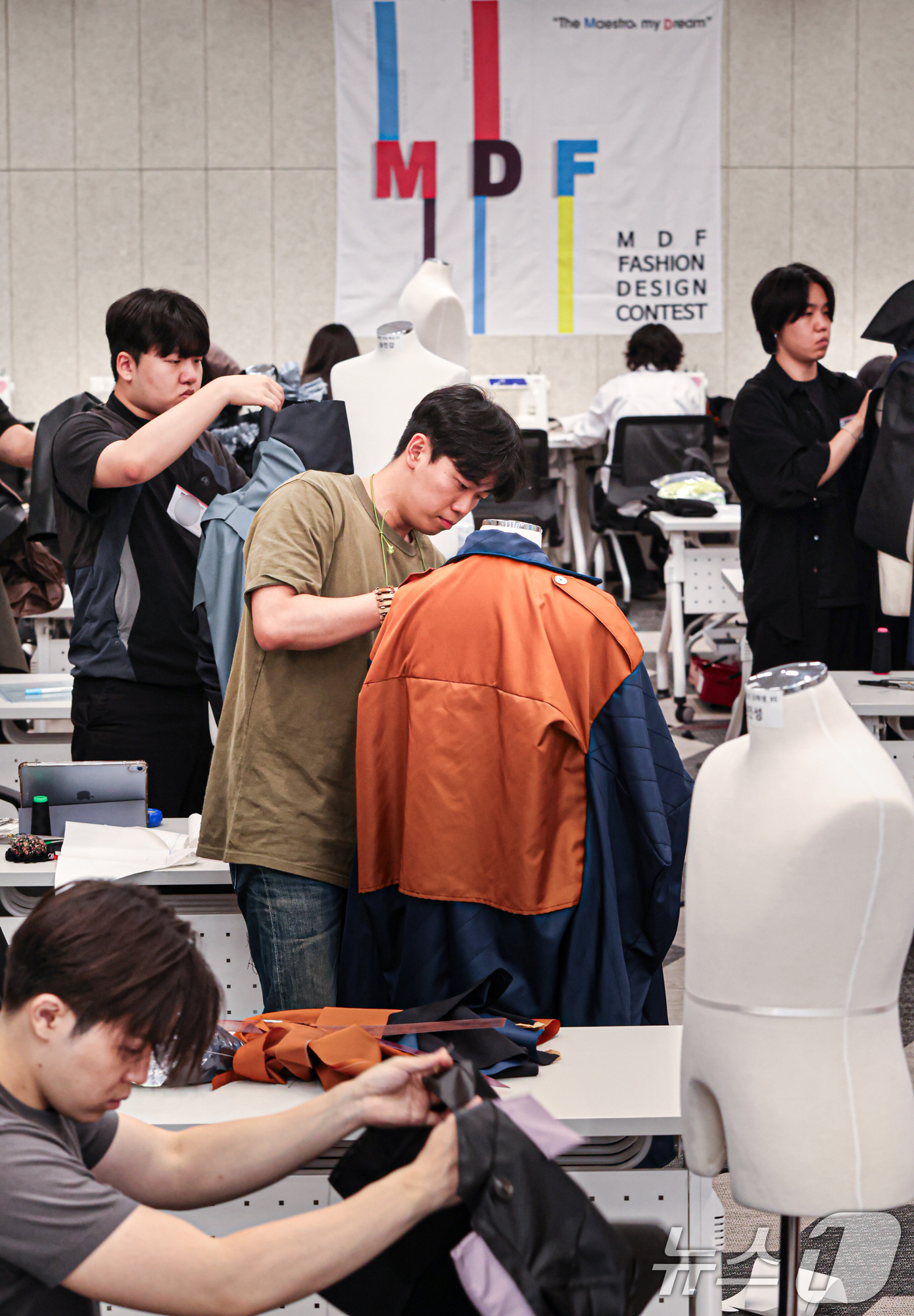 (서울=뉴스1) = 16일 비영리 장학재단인 앰디재단이 주최한 제6회 MDF 패션디자인 공모전이 열린 서울 강남구 한국섬유센터에서 참가 학생들이 작품을 제작하고 있다. (엠디재단 …