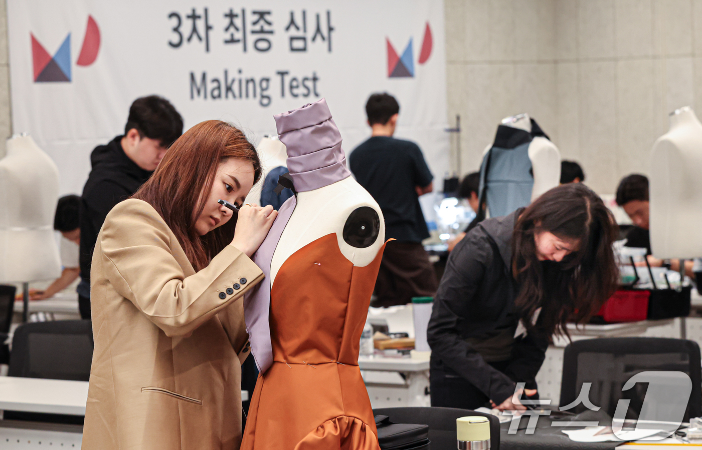 (서울=뉴스1) = 16일 비영리 장학재단인 앰디재단이 주최한 제6회 MDF 패션디자인 공모전이 열린 서울 강남구 한국섬유센터에서 참가 학생들이 작품을 제작하고 있다. (엠디재단 …