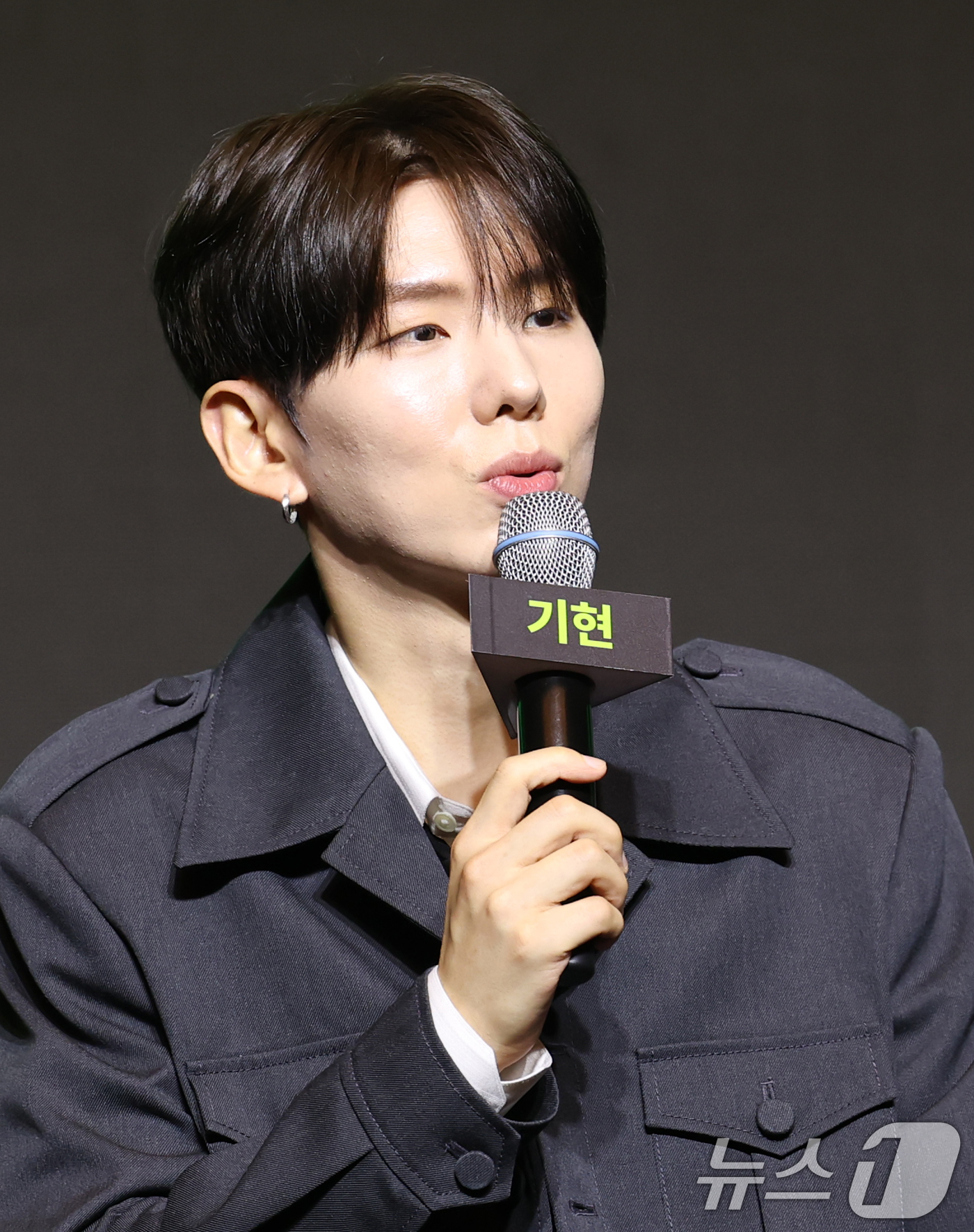 (서울=뉴스1) 권현진 기자 = 몬스타엑스(MONSTA X) 기현이 16일 서울 영등포구 콘래드호텔에서 열린 데뷔 10주년 기념 기자간담회에 참석해 인사말을 하고 있다. 2025. …
