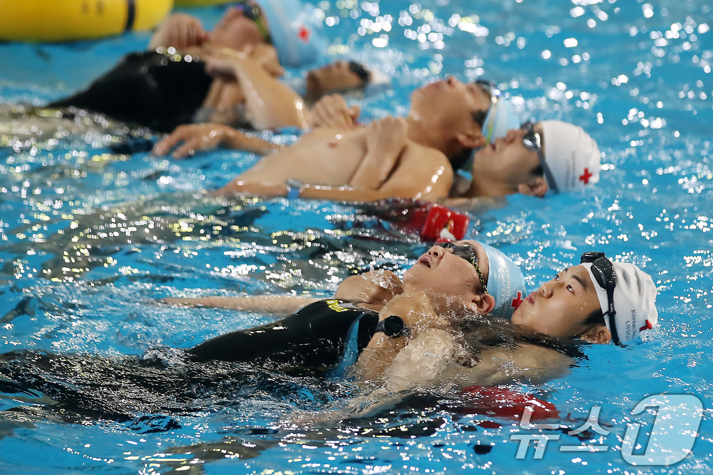 (대구=뉴스1) 공정식 기자 = 16일 대구 달서구 두류다이빙풀장에서 열린 대한적십자사 대구지사 인명구조요원 교육 신규 과정 응시자들이 인명구조 실습을 하고 있다.인명구조요원 신규 …