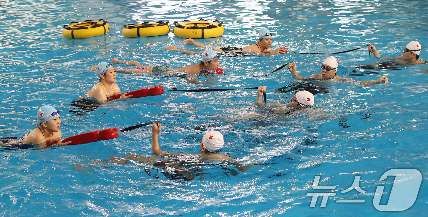 (대구=뉴스1) 공정식 기자 = 16일 대구 달서구 두류다이빙풀장에서 열린 대한적십자사 대구지사 인명구조요원 교육 신규 과정 응시자들이 인명구조 실습을 하고 있다.인명구조요원 신규 …