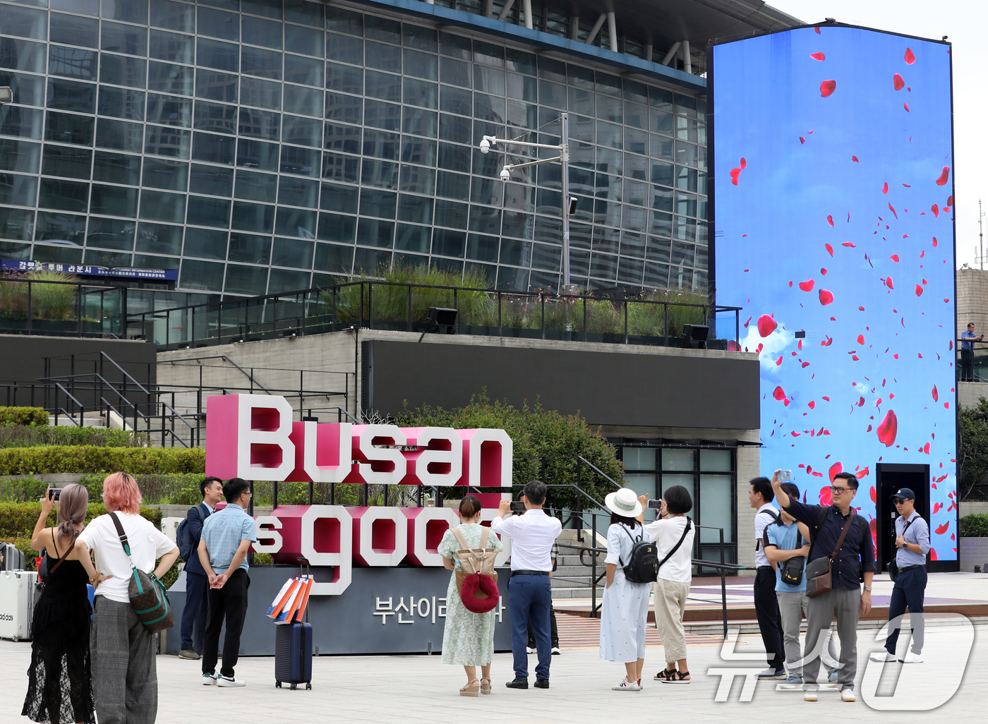 (부산=뉴스1) 윤일지 기자 = 부산이 내년 7월에 열릴 제48차 유네스코 세계유산위원회 개최 도시로 선정된 가운데 16일 부산 동구 부산역 광장에 있는 부산시 슬로건인 'Busa …