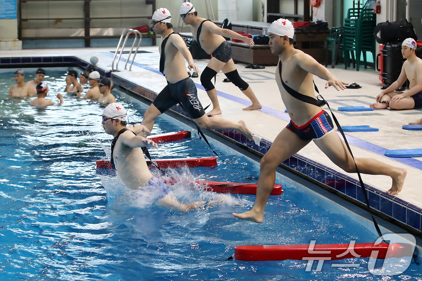 (대구=뉴스1) 공정식 기자 = 16일 대구 달서구 두류다이빙풀장에서 열린 대한적십자사 대구지사 인명구조요원 교육 신규 과정 응시자들이 인명구조 실습을 하고 있다.인명구조요원 신규 …