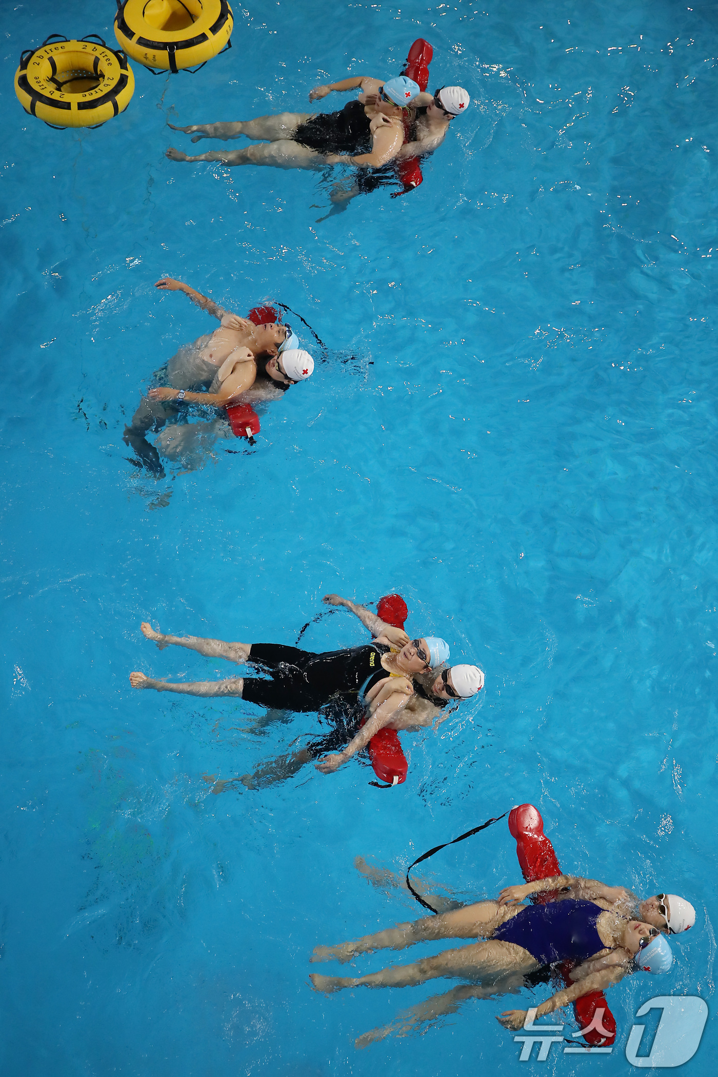 (대구=뉴스1) 공정식 기자 = 16일 대구 달서구 두류다이빙풀장에서 열린 대한적십자사 대구지사 인명구조요원 교육 신규 과정 응시자들이 인명구조 실습을 하고 있다.인명구조요원 신규 …