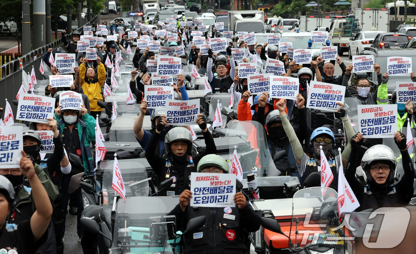 (서울=뉴스1) 이동해 기자 = 배달플랫폼노동조합원들 및 배달 라이더들이 16일 오후 서울 용산구 전쟁기념관 앞에서 7.16 라이더 대행진을 앞두고 열린 파업대회에서 최저임금 보장 …
