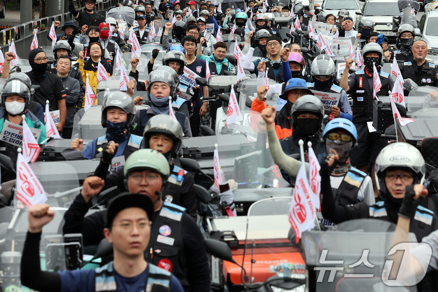 (서울=뉴스1) 이동해 기자 = 배달플랫폼노동조합원들 및 배달 라이더들이 16일 오후 서울 용산구 전쟁기념관 앞에서 7.16 라이더 대행진을 앞두고 열린 파업대회에서 최저임금 보장 …