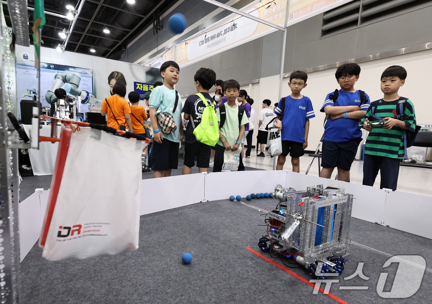 (서울=뉴스1) 구윤성 기자 = 16일 서울 서초구 aT센터에서 열린 '2025 서울진로직업박람회'를 찾은 학생들이 '로봇 농구' 체험을 하고 있다. 2025.7.16/뉴스1