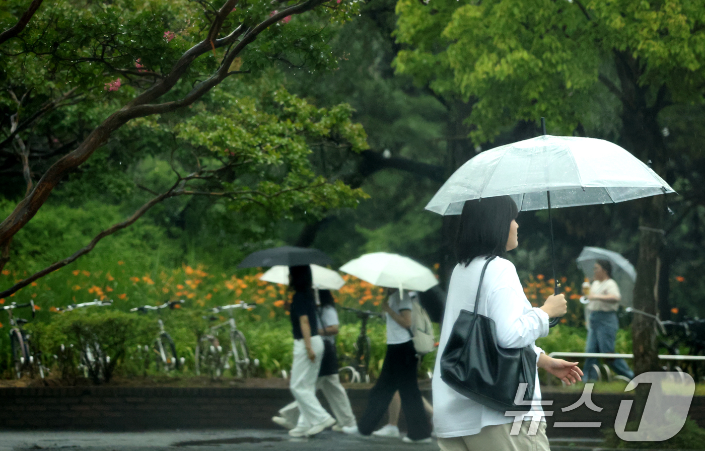 (전주=뉴스1) 유경석 기자 = 비가 내린 16일 전북 전주시 전북대학교 캠퍼스에서 우산을 쓴 시민들이 발걸음을 재촉하고 있다. 2025.7.16/뉴스1