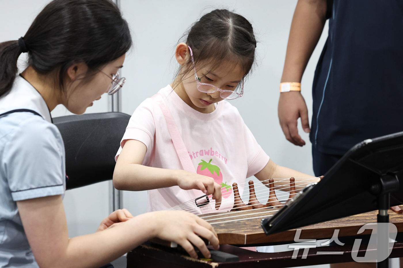 (서울=뉴스1) 구윤성 기자 = 16일 서울 서초구 aT센터에서 열린 '2025 서울진로직업박람회'를 찾은 어린이가 가야금 체험을 하고 있다. 2025.7.16/뉴스1